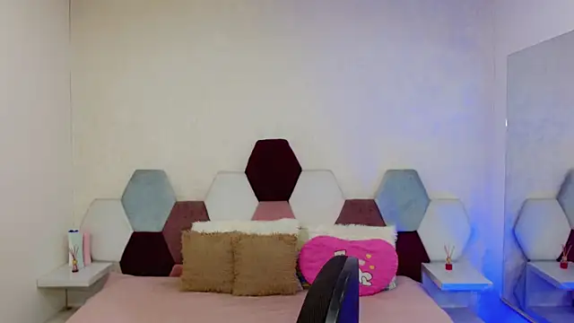 kushina uzumaki75 online show from December 20, 2025, 4:04 am