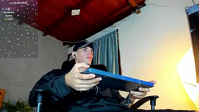 david huge online show from December 17, 2025, 1:32 am