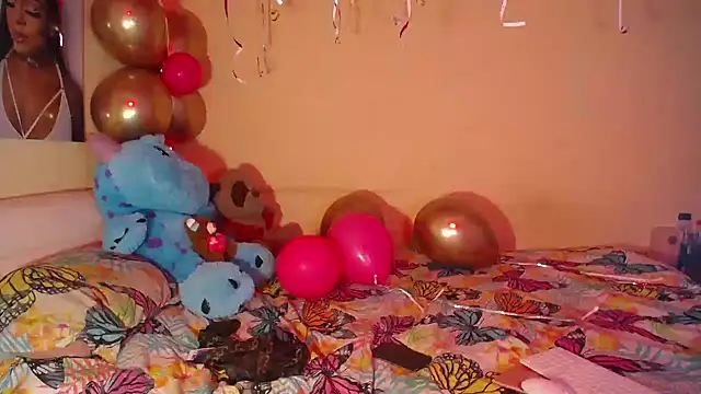 Snapshot of pink_7777 chatting on November 17, 2025, 8:35 pm pink 7777 online show from November 17, 2025, 8:35 pm