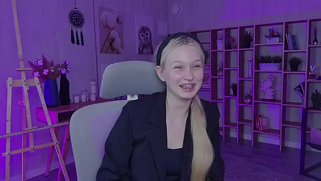 AvaDaviis online show from September 17, 2025, 10:28 am