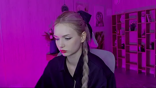 AvaDaviis online show from October 7, 2025, 3:13 pm