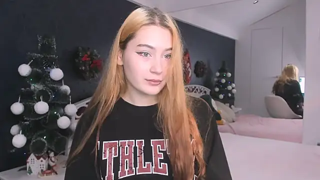 Snapshot of Lili_Luuu chatting on December 19, 2025, 9:33 am Lili Luuu online show from December 19, 2025, 9:33 am