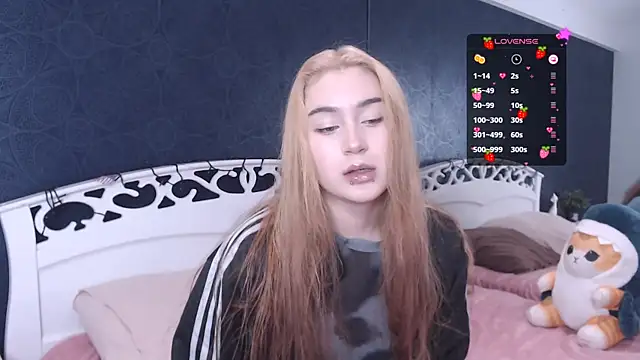 Snapshot of Lili_Luuu chatting on October 18, 2025, 4:14 am Lili Luuu online show from October 18, 2025, 4:14 am