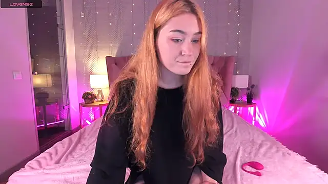 Snapshot of Lili_Luuu chatting on November 30, 2025, 9:48 pm Lili Luuu online show from November 30, 2025, 9:48 pm