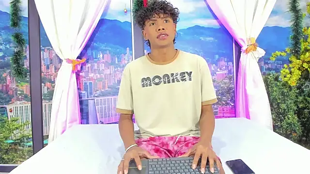 MilthonDelis online show from December 5, 2025, 2:21 am