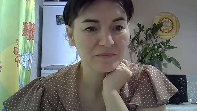 Krystal 82 online show from November 27, 2025, 9:21 am