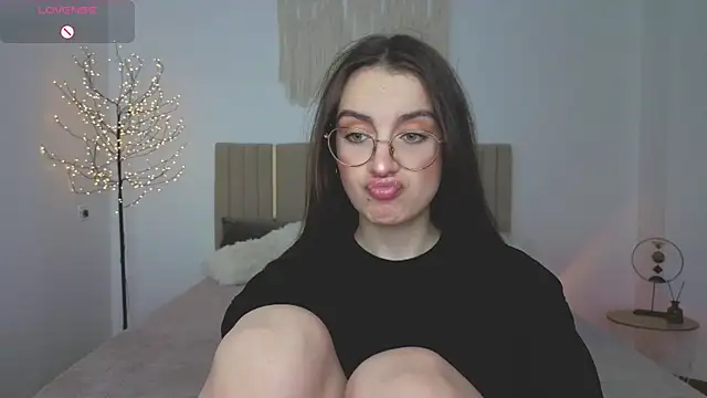 Snapshot of Real_cutie1 chatting on May 8, 2026, 12:53 pm Real cutie1 online show from May 8, 2026, 12:53 pm