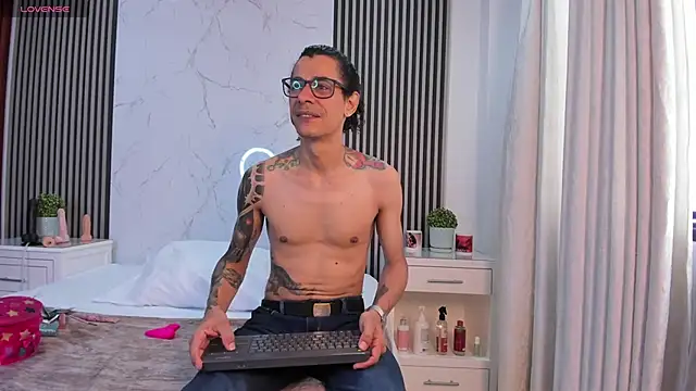 Snapshot of JackAndRosse_ chatting on November 28, 2025, 1:33 pm JackAndRosse online show from November 28, 2025, 1:33 pm