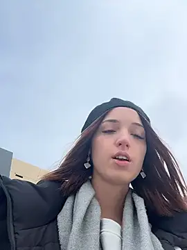 Snapshot of DollyTall chatting on November 8, 2025, 9:35 am DollyTall online show from November 8, 2025, 9:35 am