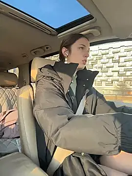 Snapshot of DollyTall chatting on November 18, 2025, 9:34 am DollyTall online show from November 18, 2025, 9:34 am