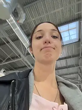 Snapshot of DollyTall chatting on October 21, 2025, 11:42 am DollyTall online show from October 21, 2025, 11:42 am