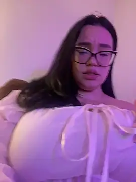 Snapshot of Emily_Taylor2 chatting on October 29, 2025, 2:54 am Emily Taylor2 online show from October 29, 2025, 2:54 am