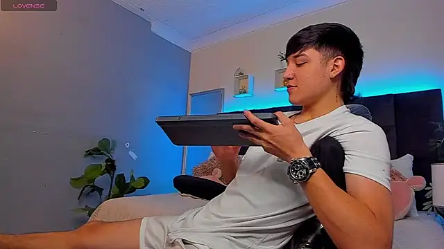 Snapshot of Ares_di_martin chatting on December 16, 2025, 4:00 pm Ares di martin online show from December 16, 2025, 4:00 pm