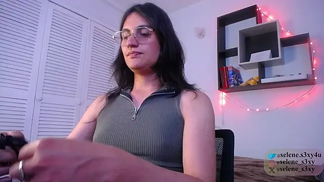 Snapshot of selene_s3x chatting on December 20, 2025, 11:07 pm selene s3x online show from December 20, 2025, 11:07 pm