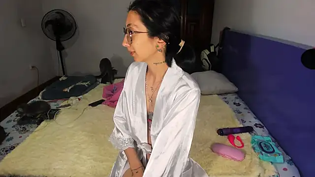 Anais lux online show from April 2, 2026, 11:44 pm