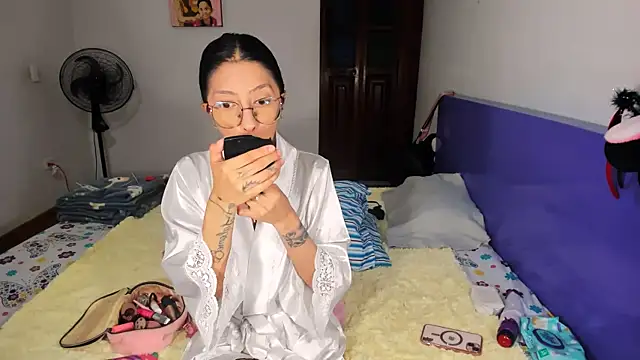 Anais lux online show from April 8, 2026, 11:28 pm