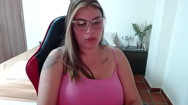 Snapshot of Secret_Bella chatting on November 1, 2025, 8:14 pm Secret Bella online show from November 1, 2025, 8:14 pm