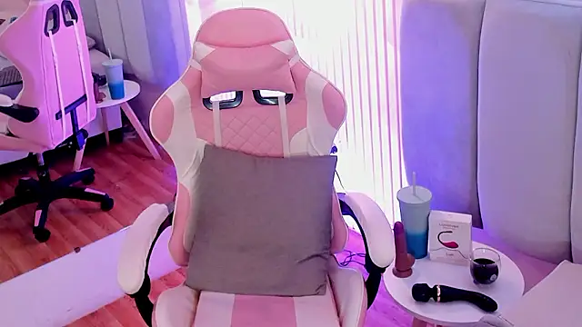 Snapshot of Skyyle_ chatting on February 13, 2026, 1:33 pm Skyyle online show from February 13, 2026, 1:33 pm