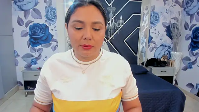 LatinaHoleQueen online show from October 15, 2025, 2:25 pm