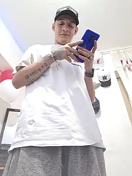 Snapshot of Ethanho0t chatting on October 12, 2025, 1:34 pm Ethanho0t online show from October 12, 2025, 1:34 pm