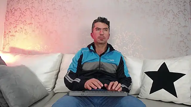 Snapshot of JuanKFit_45 chatting on November 7, 2025, 1:37 pm JuanKFit 45 online show from November 7, 2025, 1:37 pm