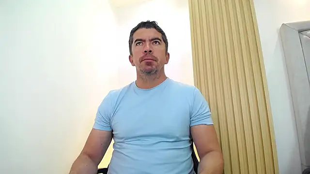 Snapshot of JuanKFit_45 chatting on April 24, 2026, 1:02 pm JuanKFit 45 online show from April 24, 2026, 1:02 pm