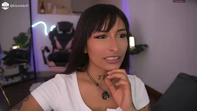 AnnieCouperr online show from April 14, 2026, 7:52 pm