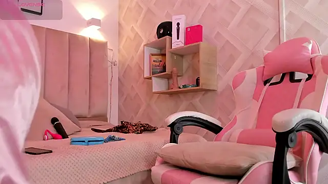 Clhoe Johnson online show from October 24, 2025, 12:26 pm