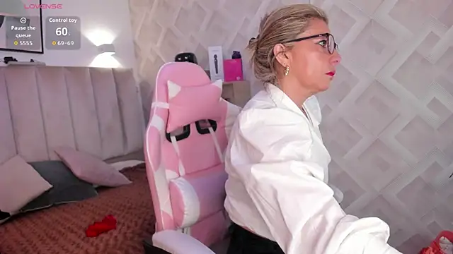 Snapshot of Clhoe_Johnson chatting on February 23, 2026, 12:39 pm Clhoe Johnson online show from February 23, 2026, 12:39 pm