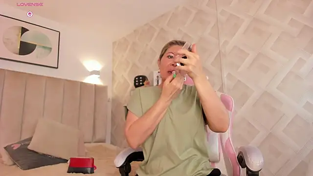 Clhoe Johnson online show from April 11, 2026, 12:31 pm