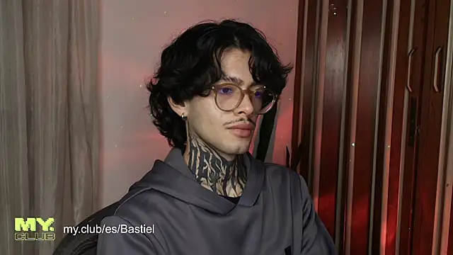 Mihail leroy online show from April 18, 2026, 1:19 am