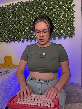 Snapshot of Katheerine chatting on February 6, 2026, 1:23 am Katheerine online show from February 6, 2026, 1:23 am