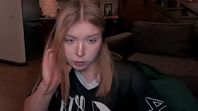 Snapshot of VanillaLivitski chatting on November 3, 2025, 2:31 pm VanillaLivitski online show from November 3, 2025, 2:31 pm