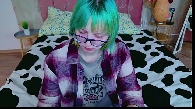 CoralineYoung online show from April 17, 2026, 3:37 pm