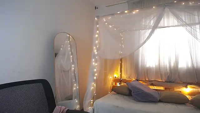 loreaniss online show from December 14, 2025, 8:03 pm