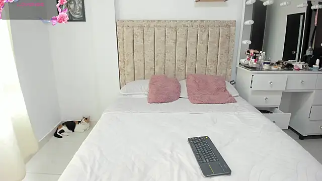 EmiilyEvans  online show from September 24, 2025, 9:43 pm