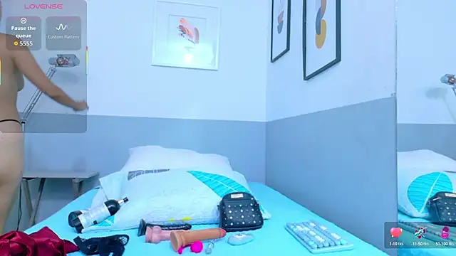 cutepetitee online show from October 1, 2025, 9:29 pm