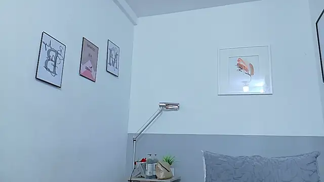 cutepetitee online show from October 24, 2025, 7:57 pm