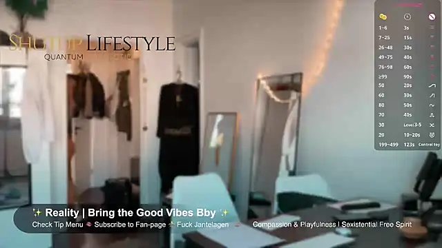 Snapshot of SwingWingWomanSweden chatting on May 19, 2026, 7:48 am SwingWingWomanSweden online show from May 19, 2026, 7:48 am