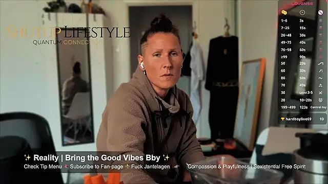 Snapshot of SwingWingWomanSweden chatting on May 21, 2026, 11:07 am SwingWingWomanSweden online show from May 21, 2026, 11:07 am