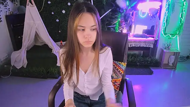 UliaNeer online show from April 15, 2026, 5:24 am