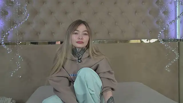 AriWild online show from November 16, 2025, 5:01 am