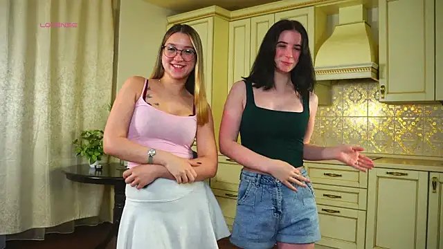 DarelleFaux online show from November 10, 2025, 3:33 am