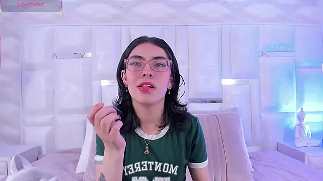 Im Molly Angel online show from November 10, 2025, 8:03 pm