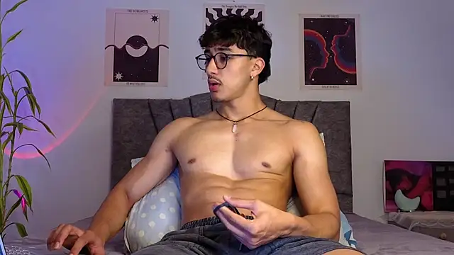 Snapshot of LatinReall chatting on November 19, 2025, 2:11 am LatinReall online show from November 19, 2025, 2:11 am