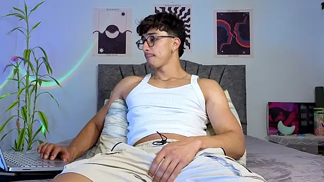 Snapshot of LatinReall chatting on November 10, 2025, 11:32 pm LatinReall online show from November 10, 2025, 11:32 pm