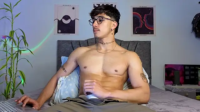 Snapshot of LatinReall chatting on November 4, 2025, 12:47 am LatinReall online show from November 4, 2025, 12:47 am