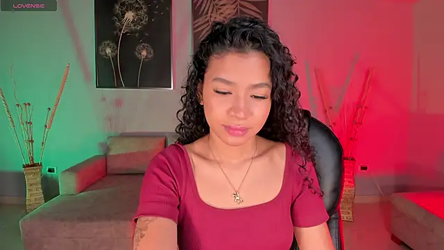 Snapshot of SophieHouston_ chatting on October 6, 2025, 5:19 am SophieHouston online show from October 6, 2025, 5:19 am