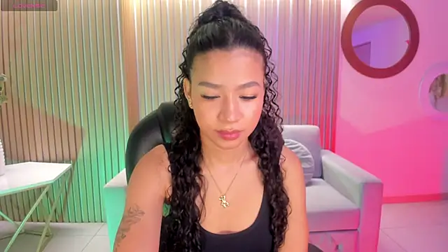 Snapshot of SophieHouston_ chatting on October 7, 2025, 4:13 am SophieHouston online show from October 7, 2025, 4:13 am