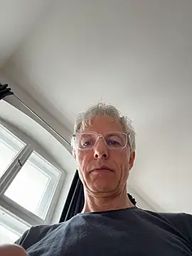 SexyLeon8 online show from April 13, 2026, 9:35 am